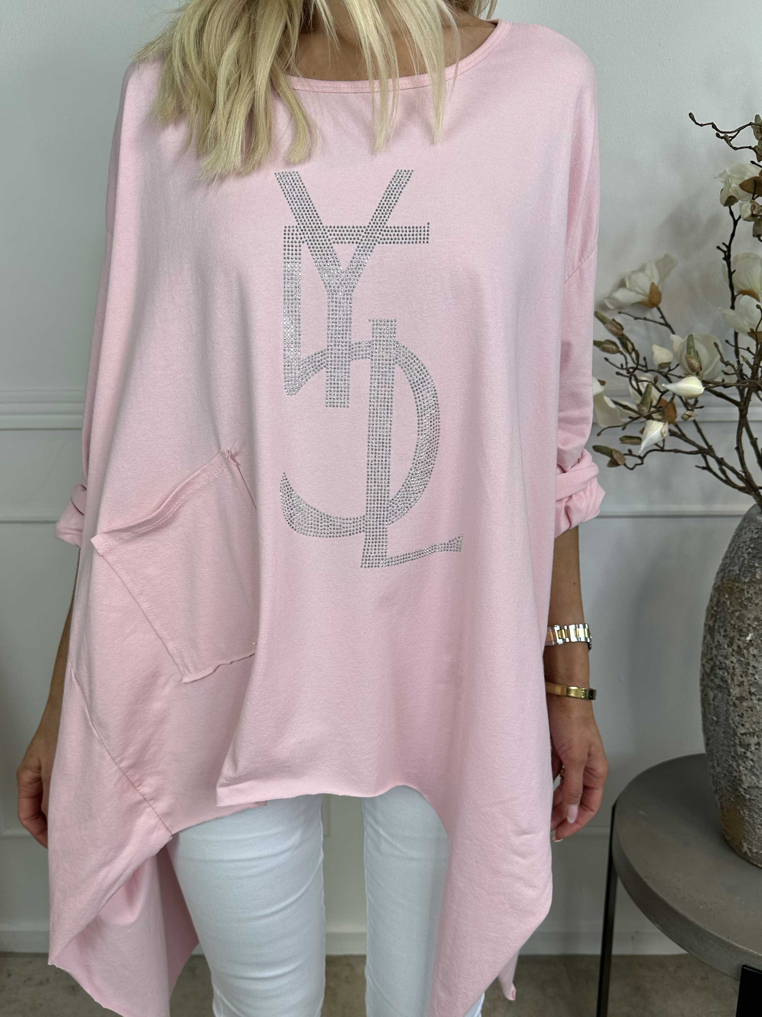 Daniella - Bluse med forskellige snit og similisten på brystet